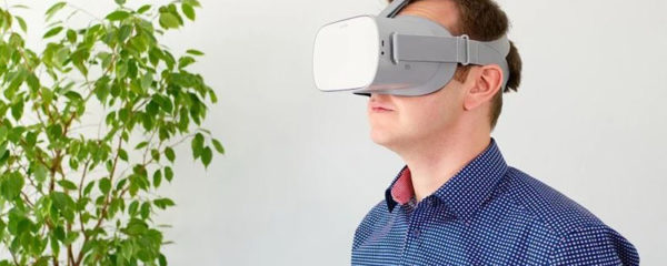 Employé en formation avec casque de réalité virtuelle