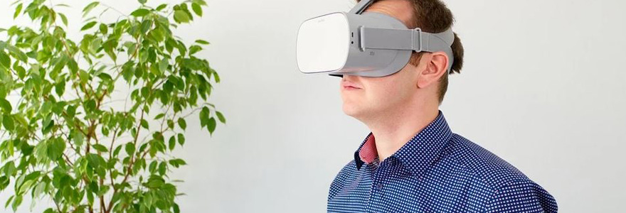 Employé en formation avec casque de réalité virtuelle